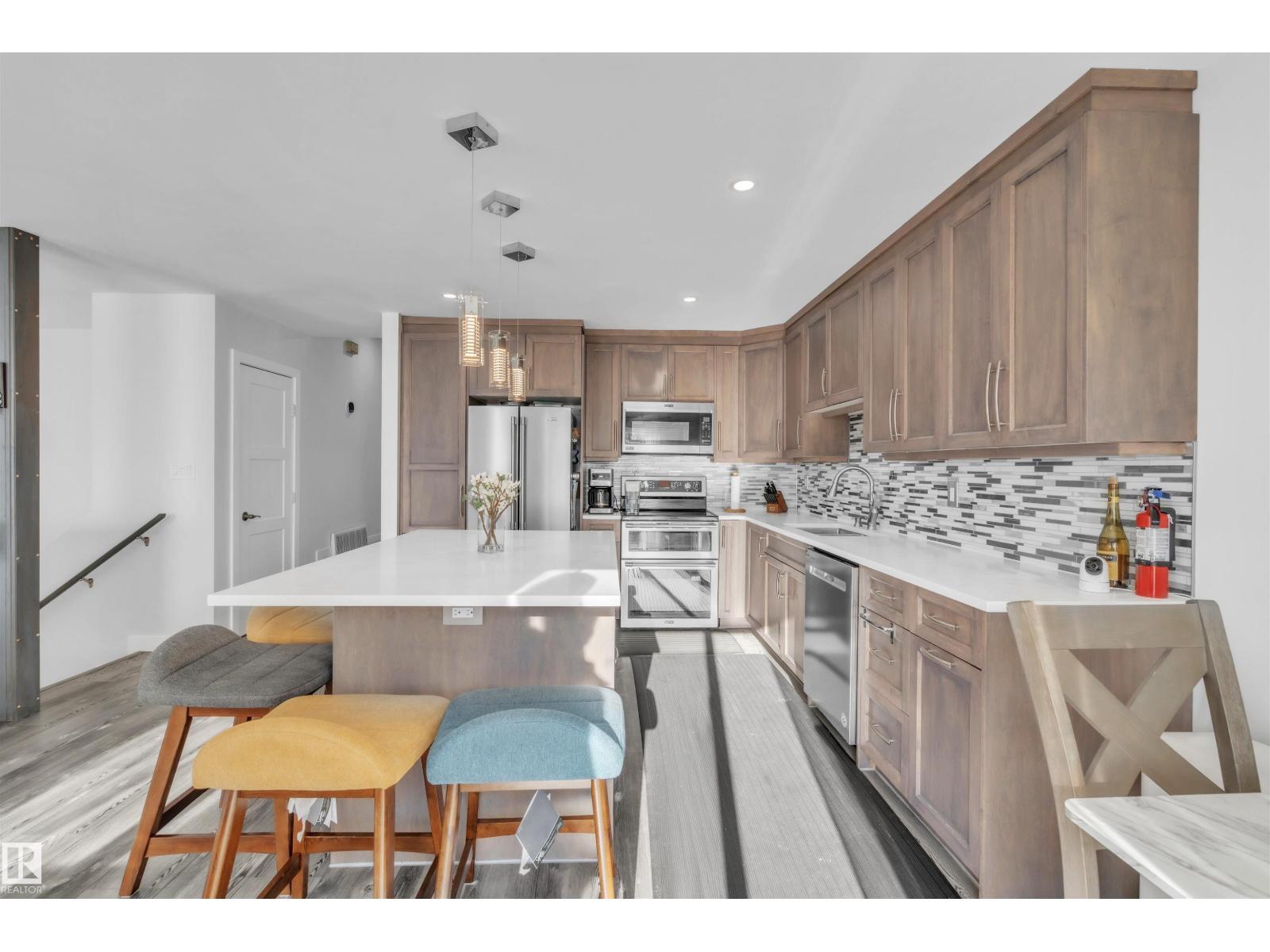 4414 50 AV — photo 3