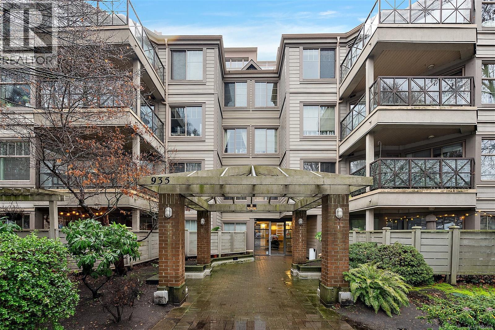 935 Johnson St, Victoria - Exteriors - Photo 2