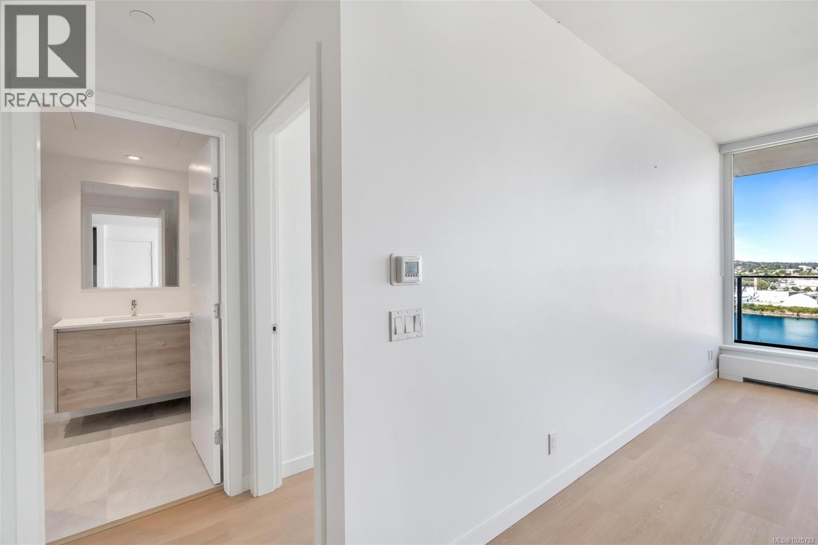 1208 363 Tyee Road, Victoria