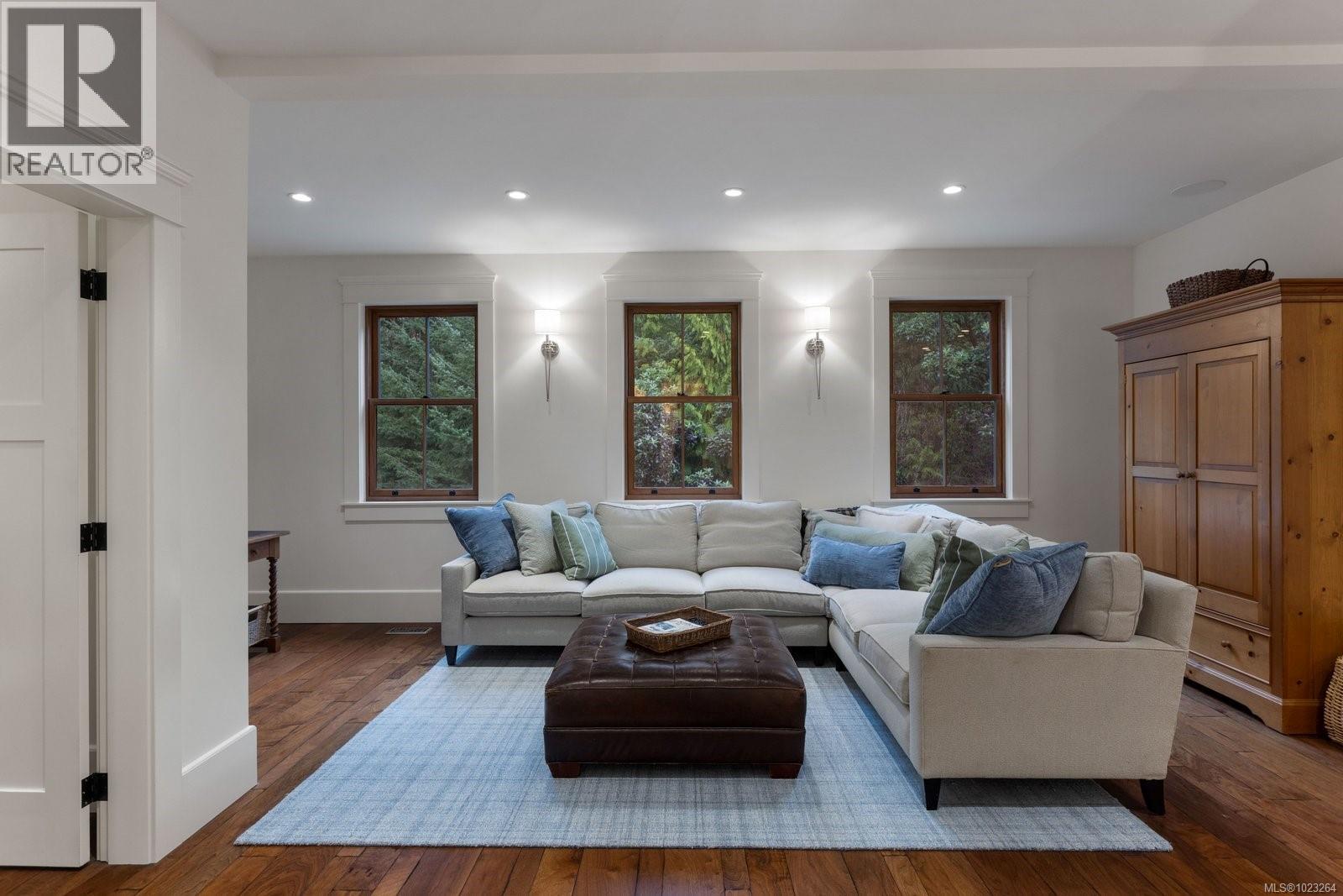  643 Southwood Drive, Highlands