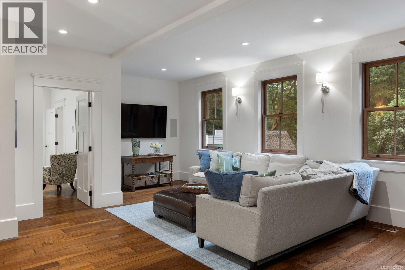  643 Southwood Drive, Highlands