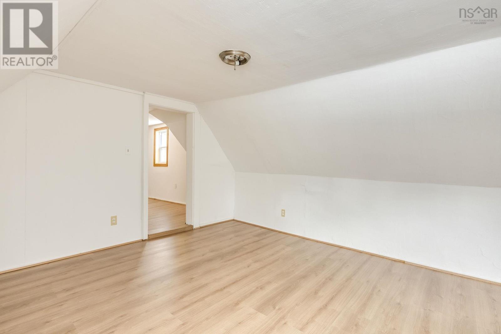 Property 31 of 38 of 5404 8 Highway