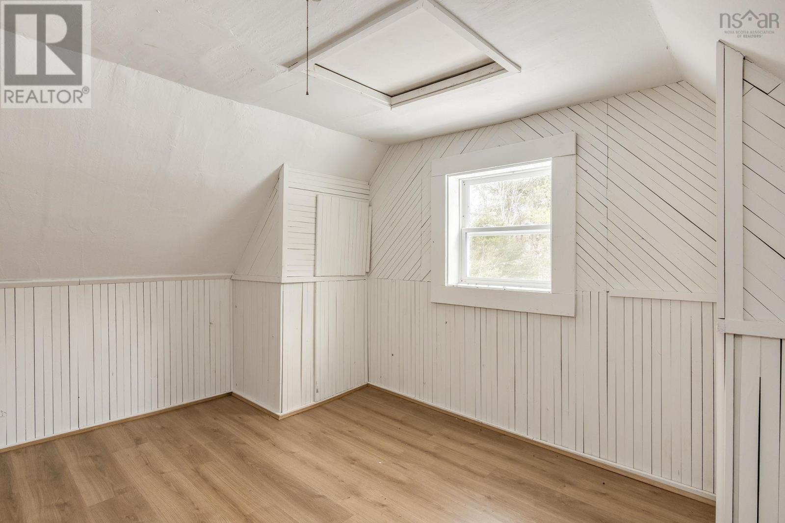 Property 34 of 38 of 5404 8 Highway