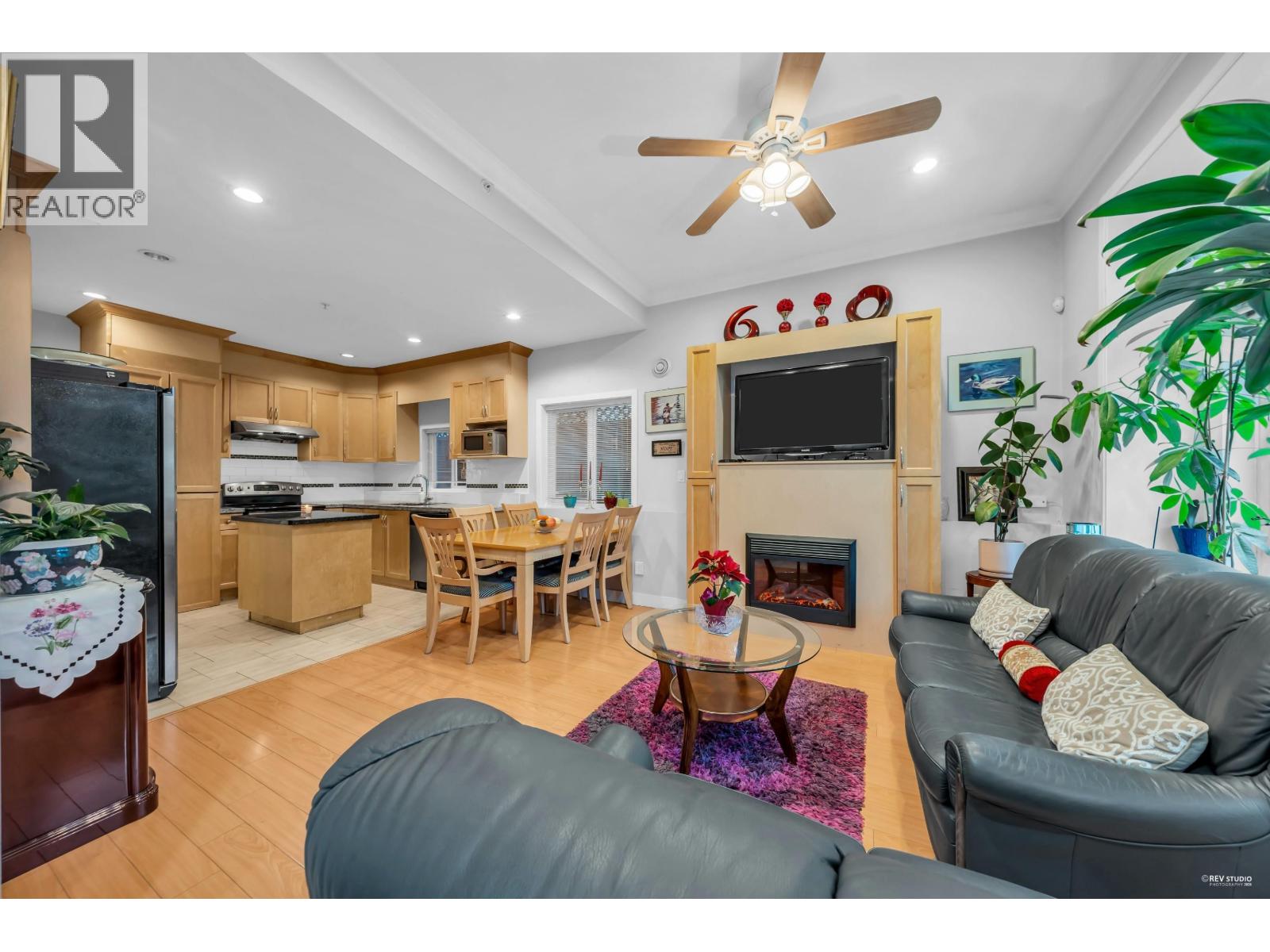 312 STRAND AVENUE - Photo 4 of 37, New Westminster, British Columbia