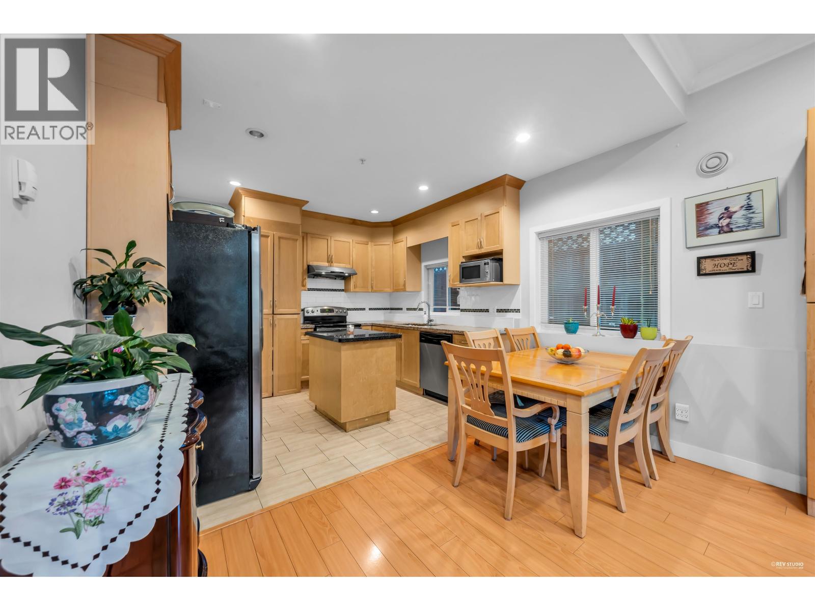 312 STRAND AVENUE - Photo 5 of 37, New Westminster, British Columbia