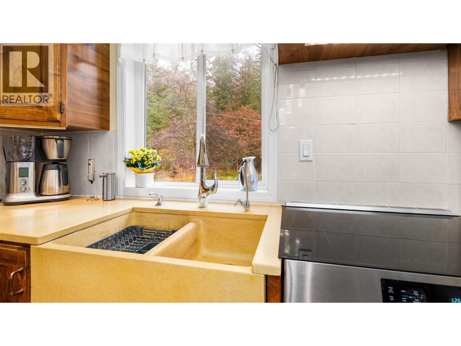 10333 3A Highway, Kuskanook