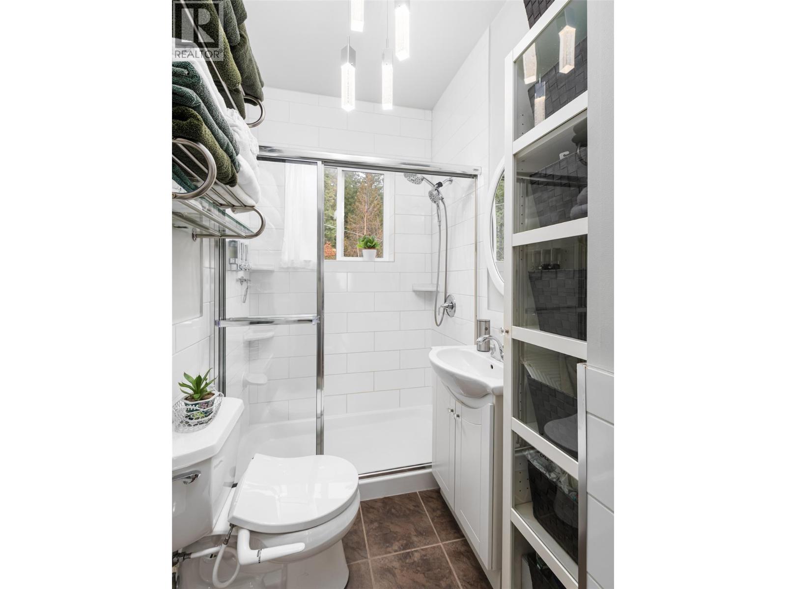 10333 3A Highway, Kuskanook