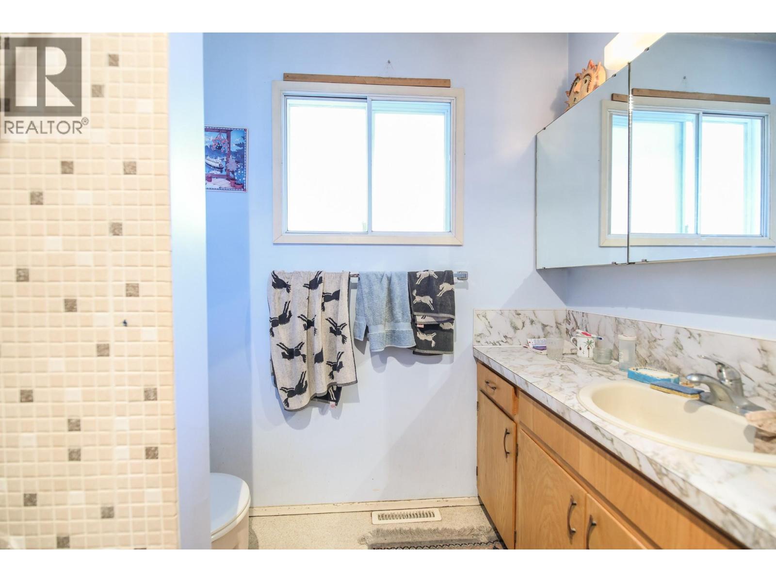 698 Green Lake Road, Oliver