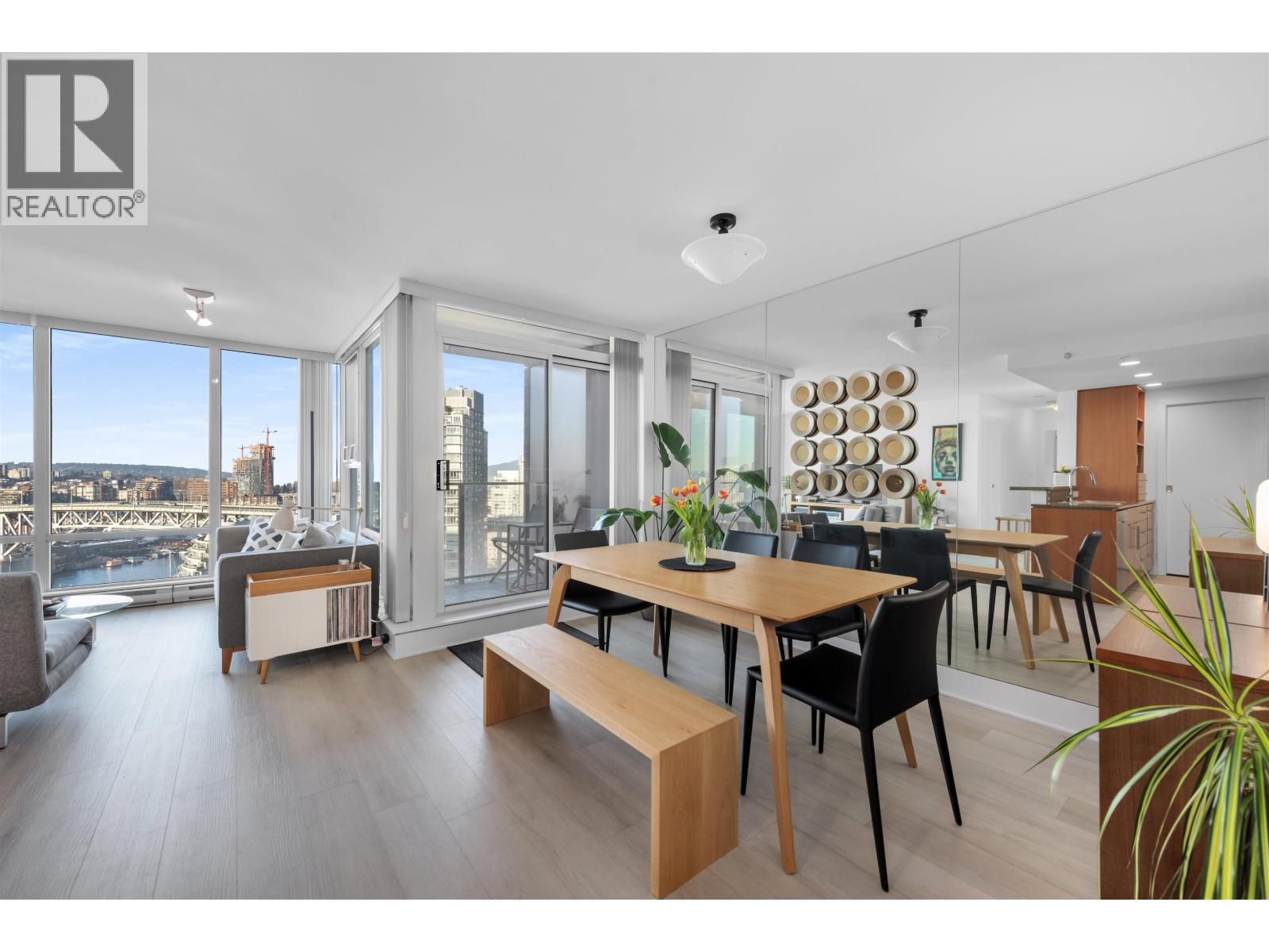 2105 455 BEACH Crescent - main photo