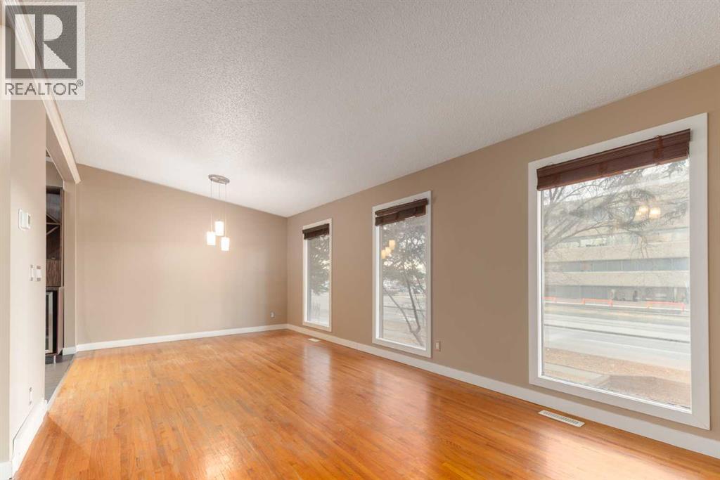 Single Family House 4 Level for Sale in   Avenue NW Varsity Calgary 