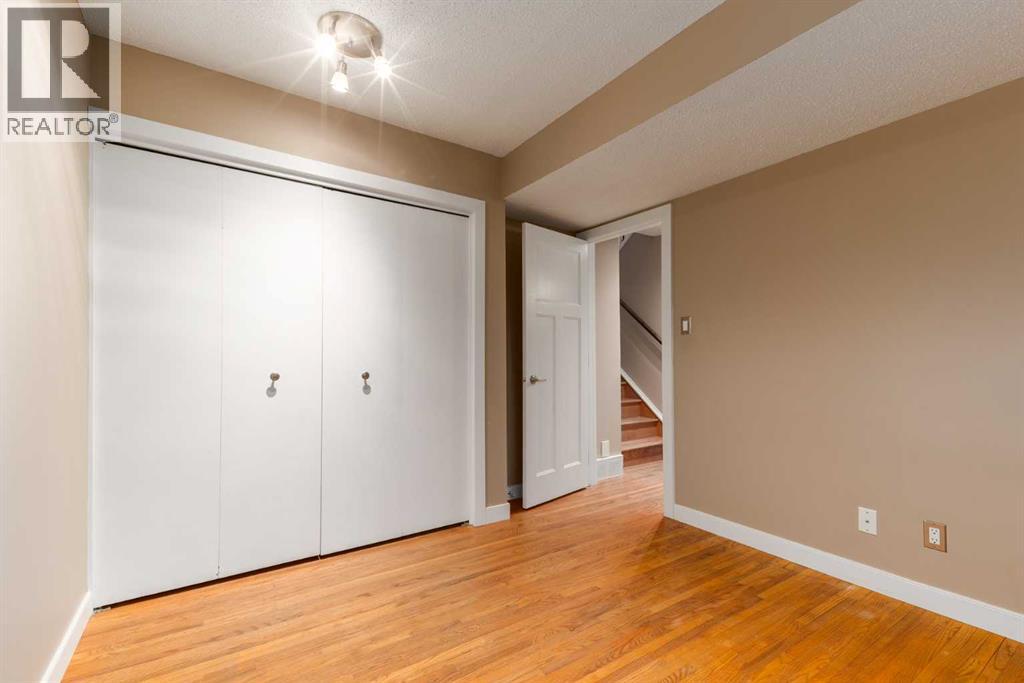 Single Family House 4 Level for Sale in   Avenue NW Varsity Calgary 