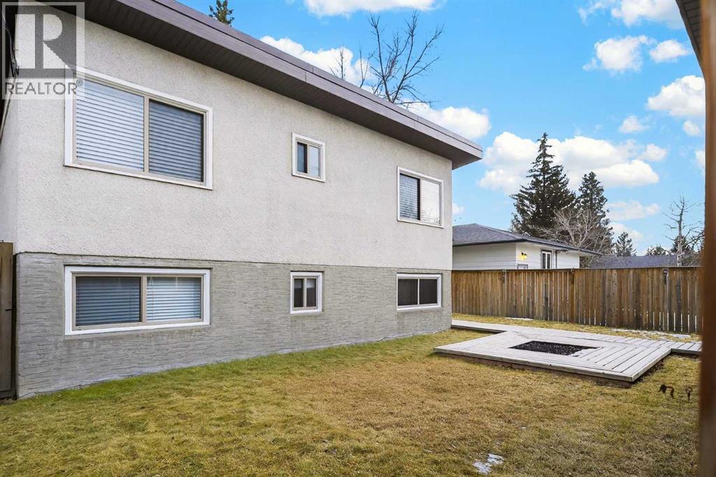 Single Family House 4 Level for Sale in   Avenue NW Varsity Calgary 