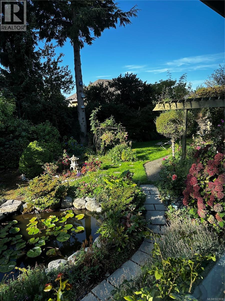  2241 Lifton Place, Saanich