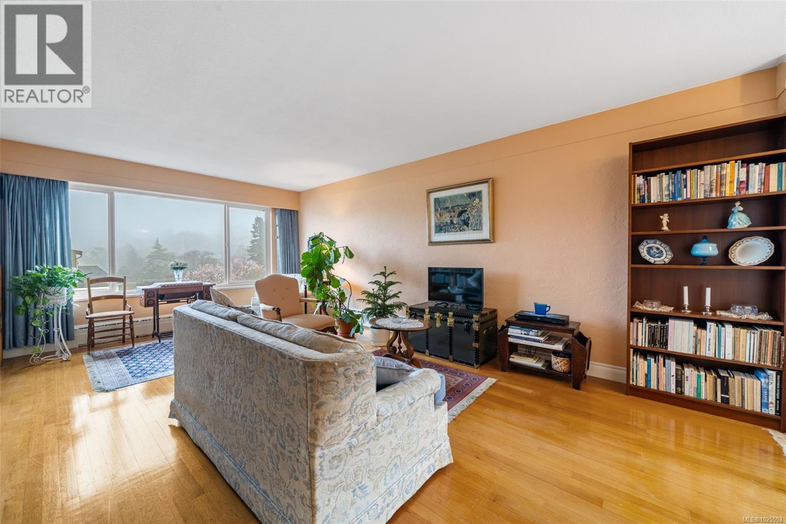 305 1270 Beach Drive, Oak Bay