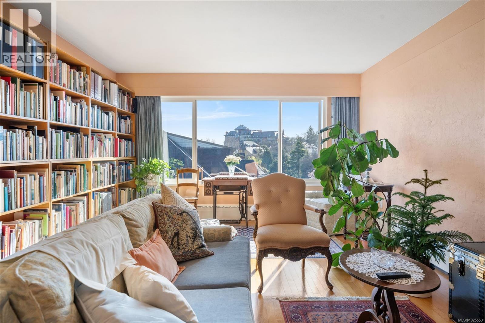 305 1270 Beach Drive, Oak Bay