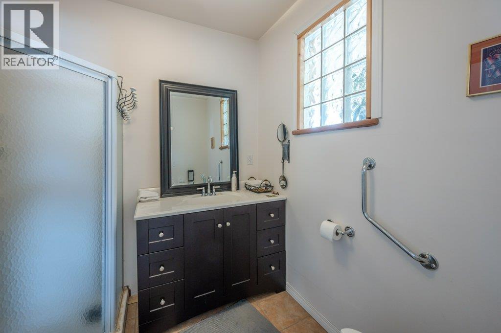 6130 Kootenay Street, Oliver