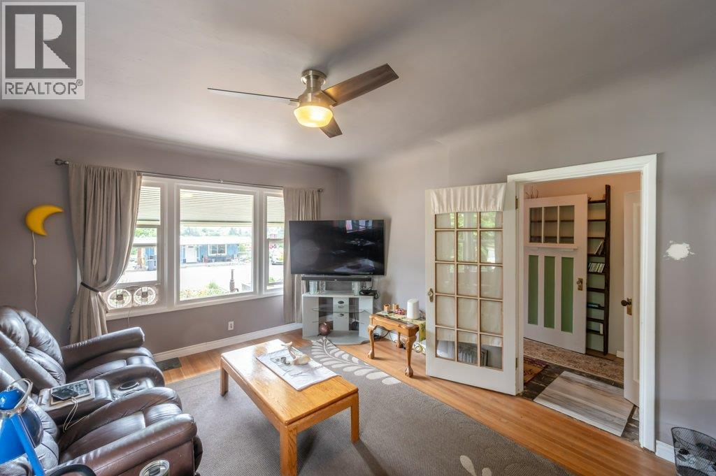 6130 Kootenay Street, Oliver