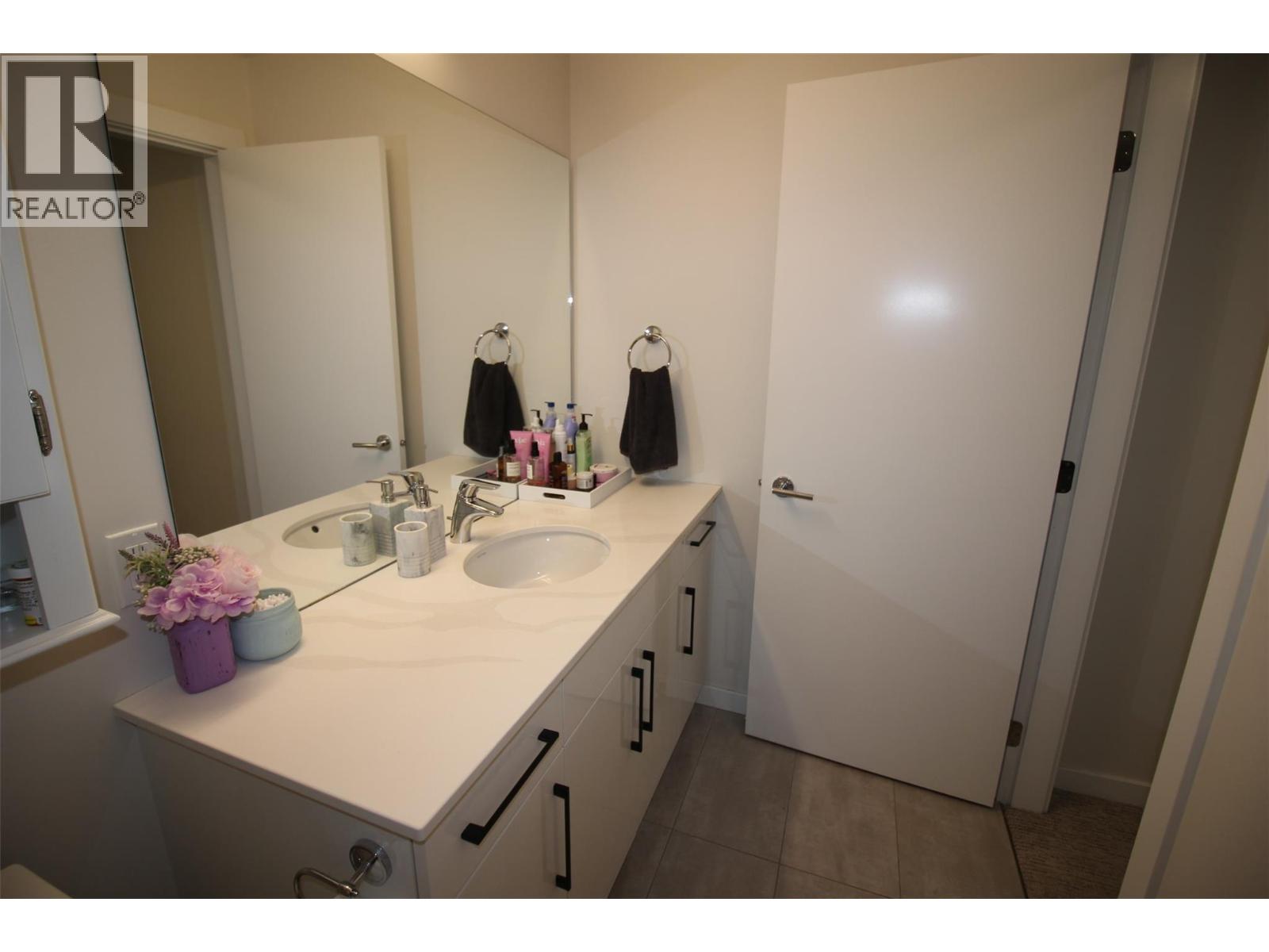 #204 1880 HUGH ALLAN DRIVE - 21