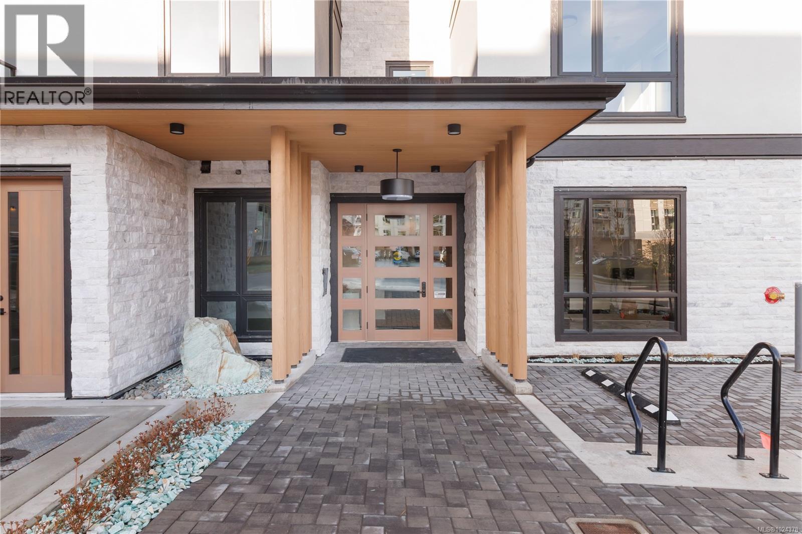 306 990 Doumac Ave, Saanich