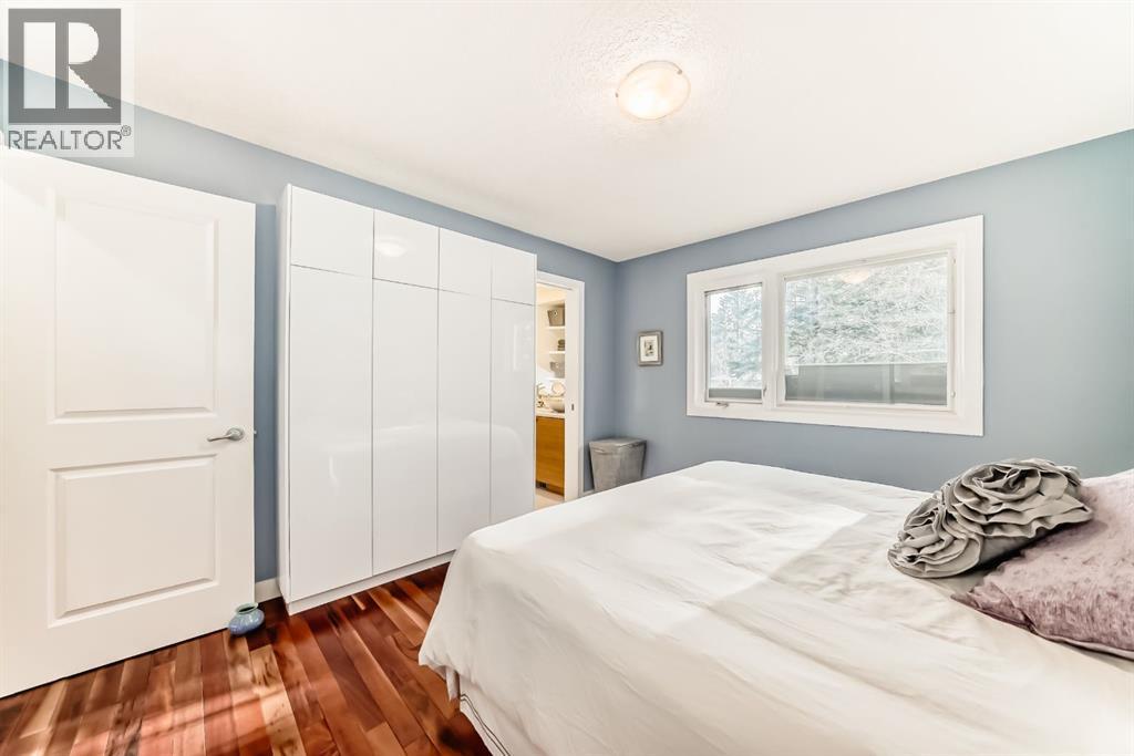 Single Family House Bi-level for Sale in  Varbow Place NW Varsity Calgary 