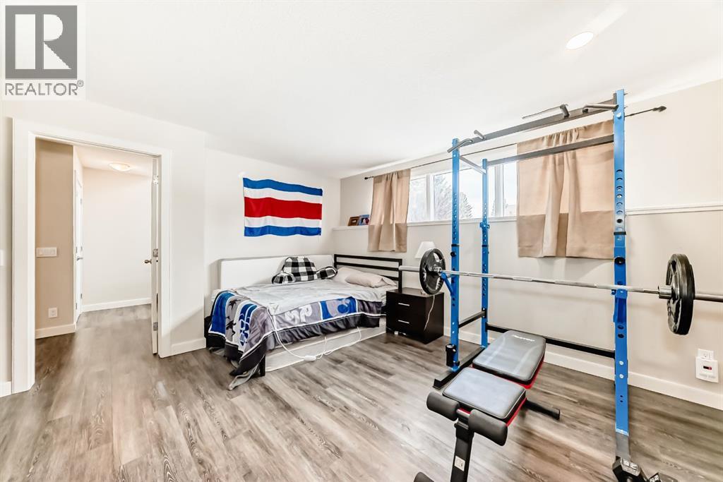 Single Family House Bi-level for Sale in  Varbow Place NW Varsity Calgary 