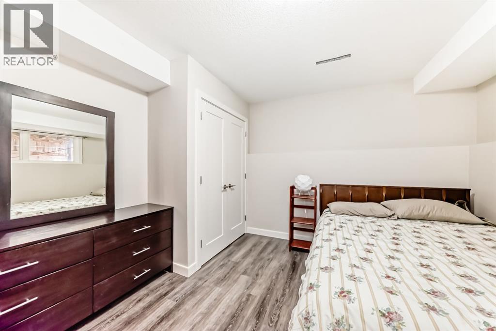 Single Family House Bi-level for Sale in  Varbow Place NW Varsity Calgary 