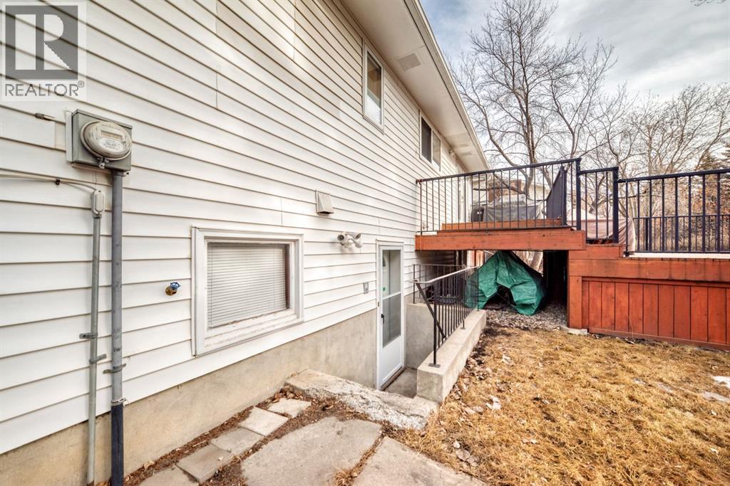 Single Family House Bi-level for Sale in  Varbow Place NW Varsity Calgary 