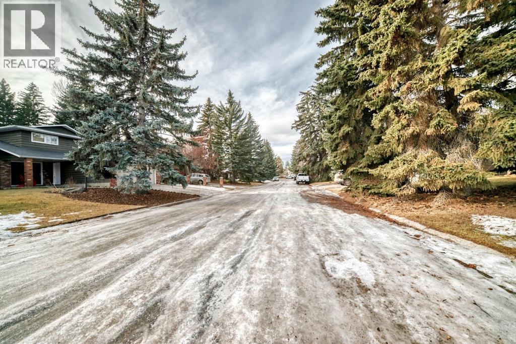 Single Family House Bi-level for Sale in  Varbow Place NW Varsity Calgary 