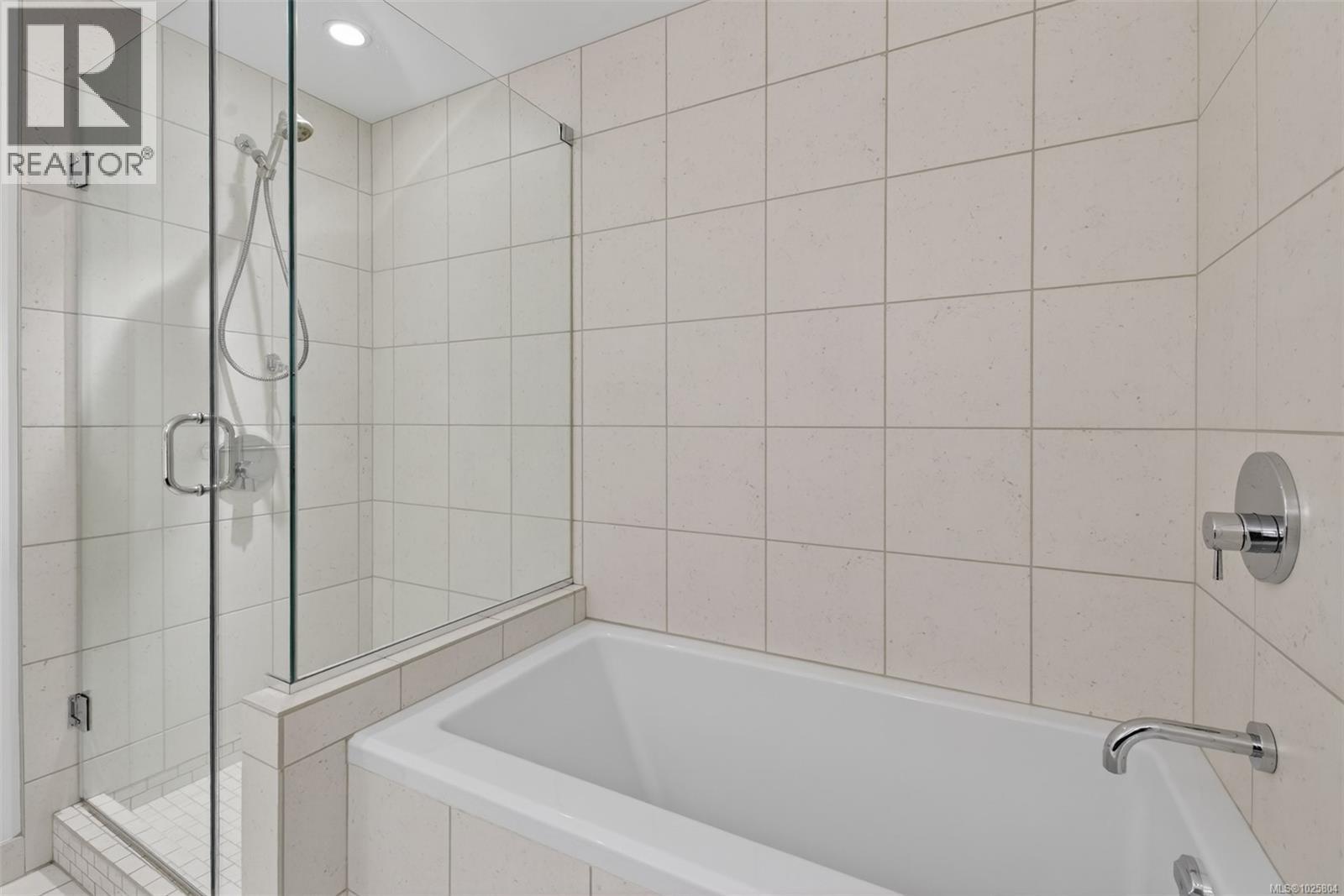 415 999 Burdett Avenue, Victoria