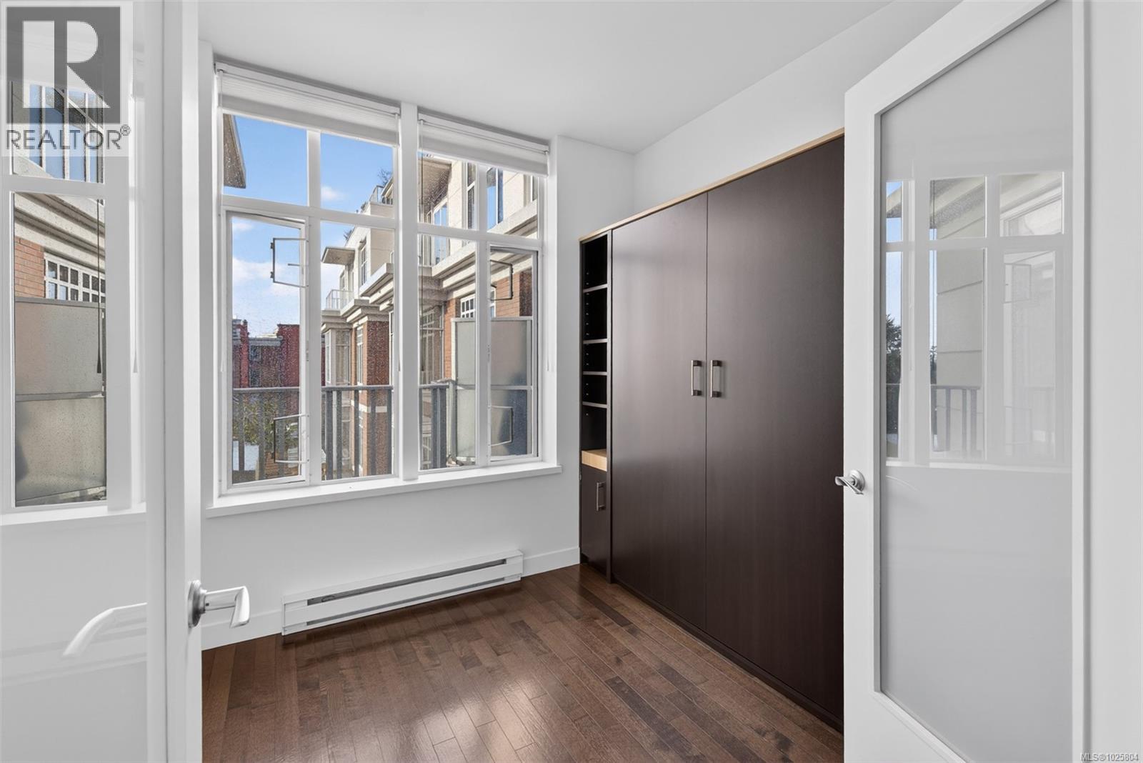 415 999 Burdett Avenue, Victoria