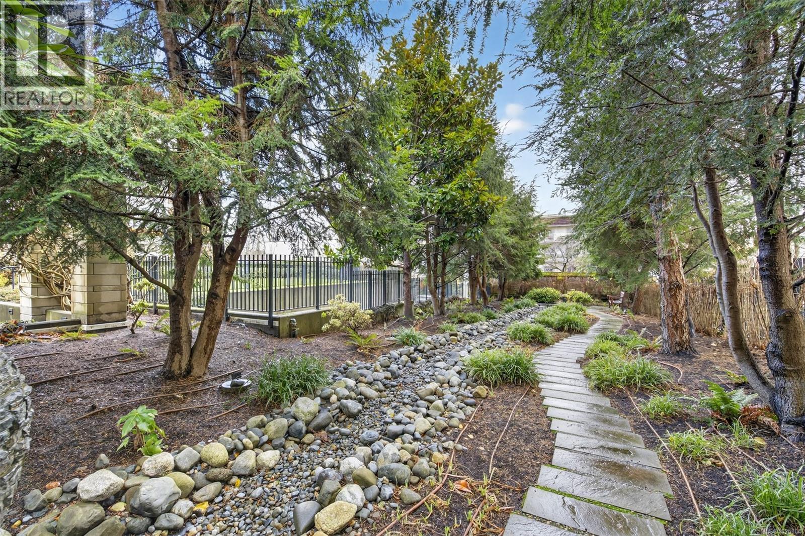 415 999 Burdett Avenue, Victoria