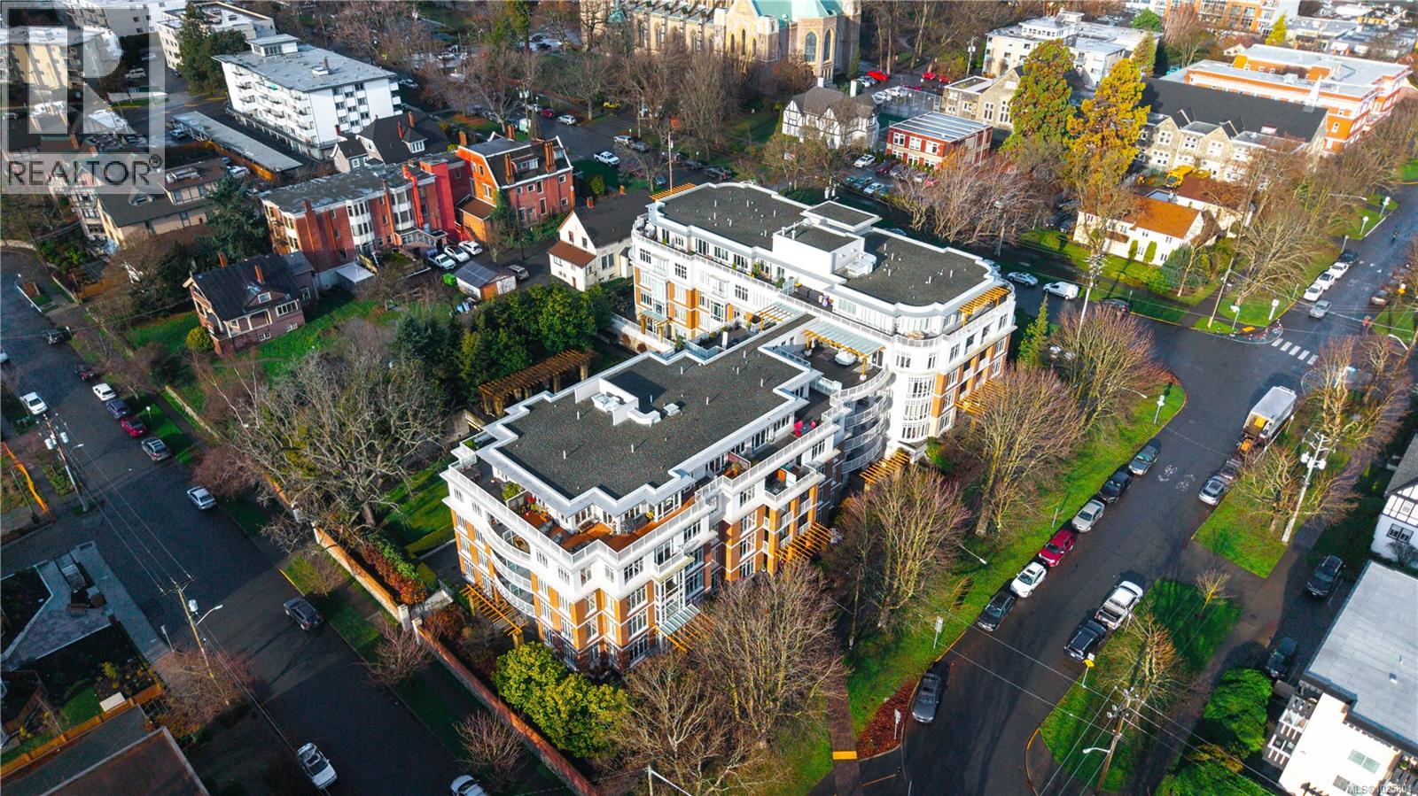 415 999 Burdett Avenue, Victoria