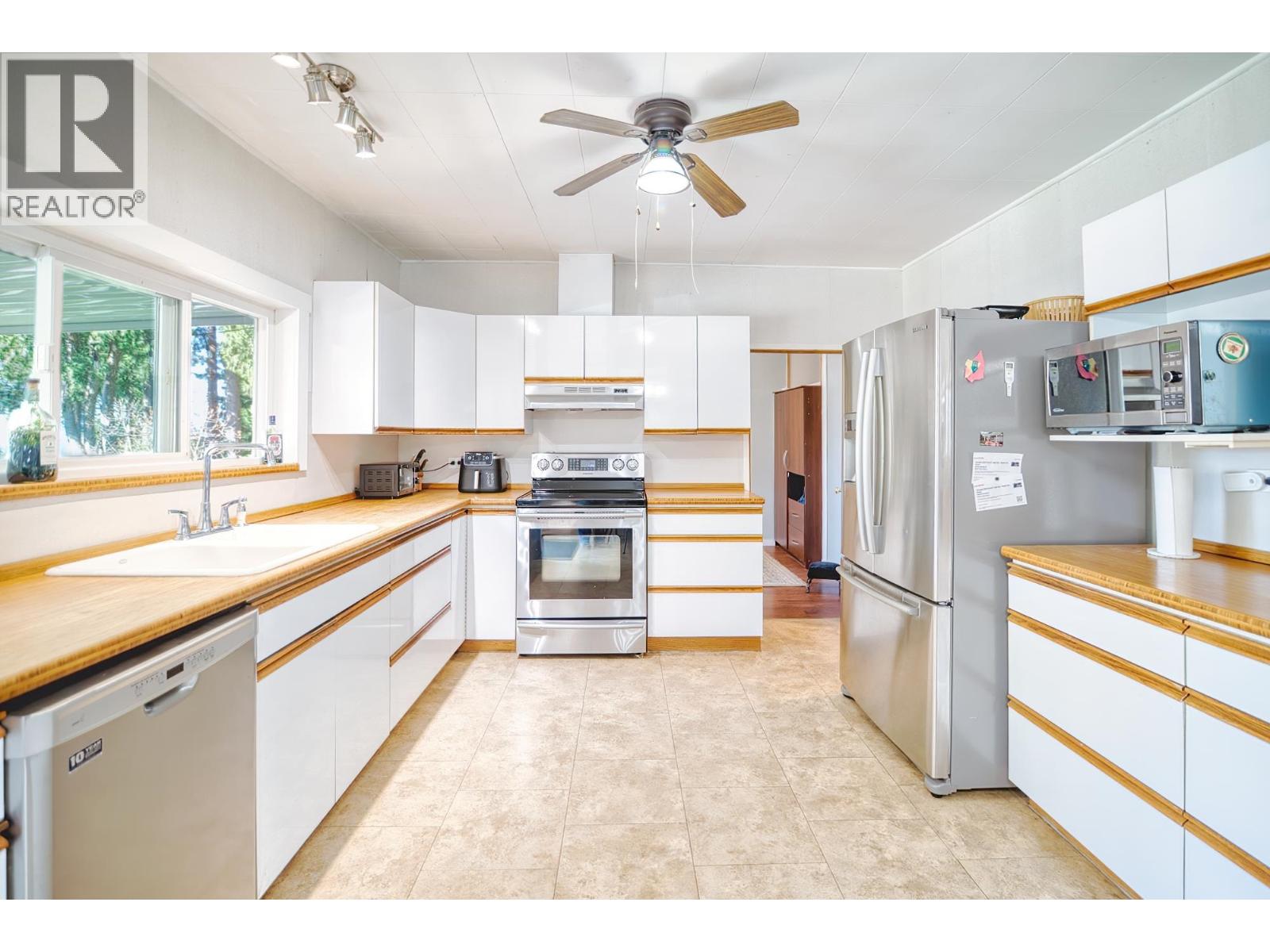 1106 A & B GLADWIN TRAIL ROAD, Roberts Creek