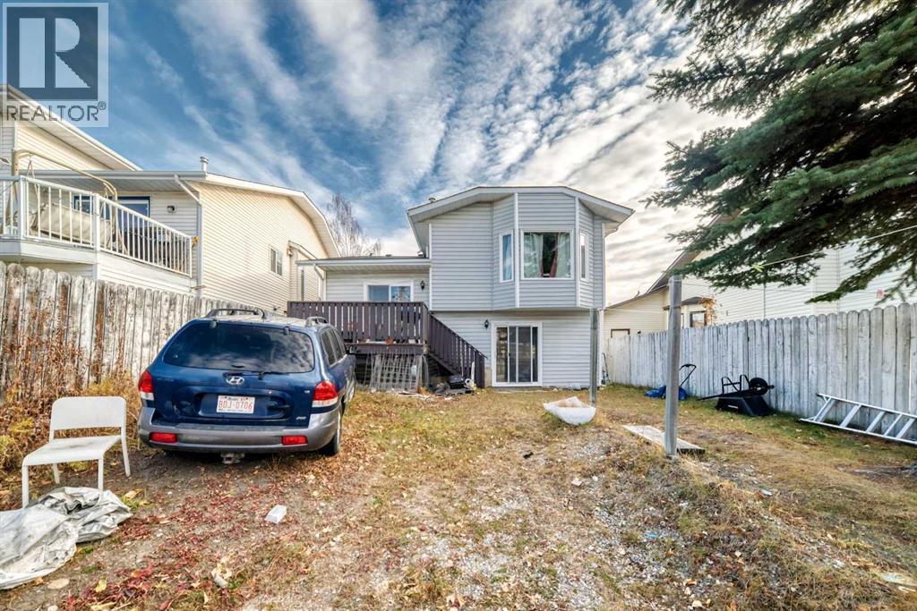 Single Family House 4 Level for Sale in  Hawkwood Boulevard NW Hawkwood Calgary 
