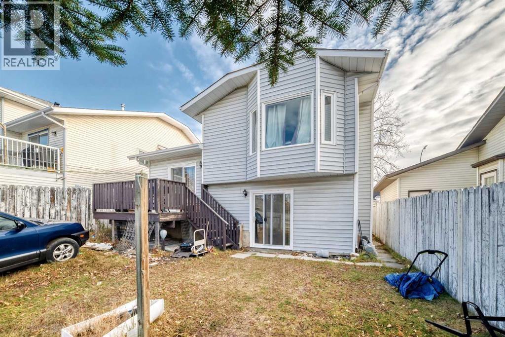 Single Family House 4 Level for Sale in  Hawkwood Boulevard NW Hawkwood Calgary 