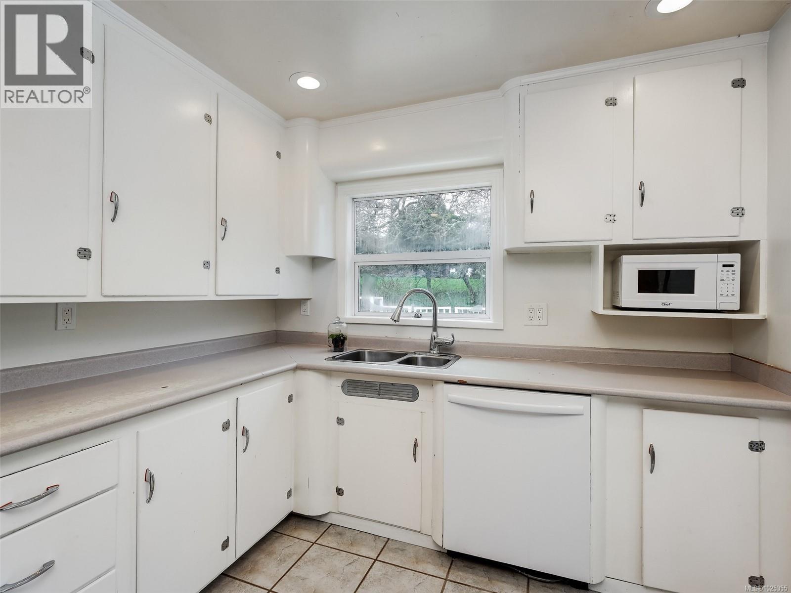  3900 Ascot Drive, Saanich