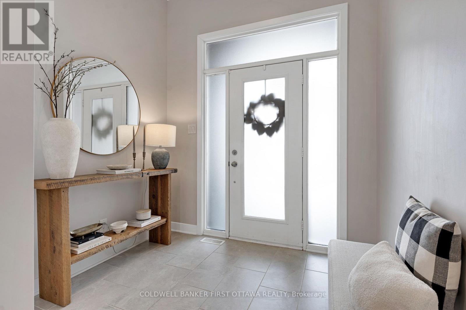 Large foyer with 10 ft ceilings