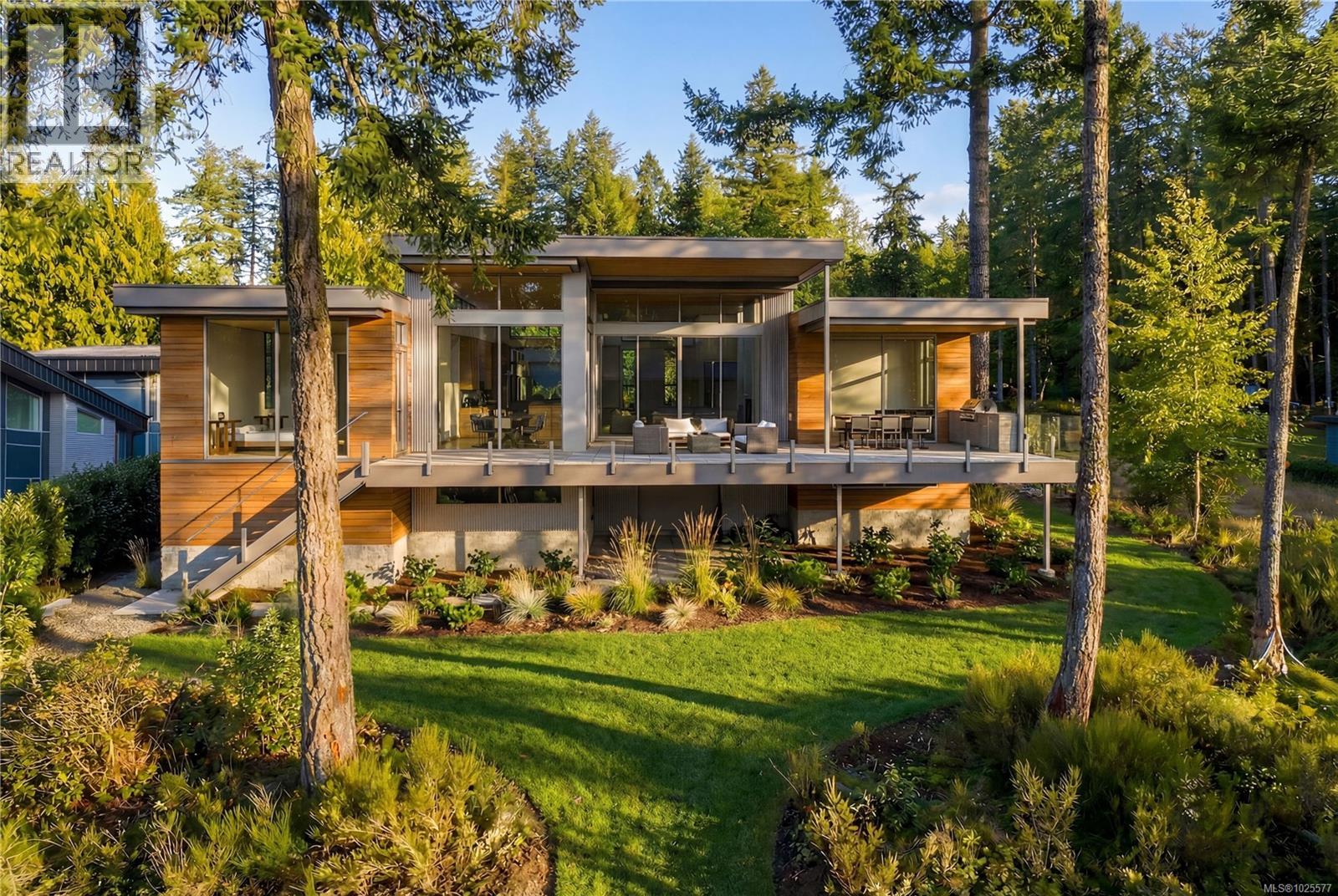 770 Lands End Rd, North Saanich