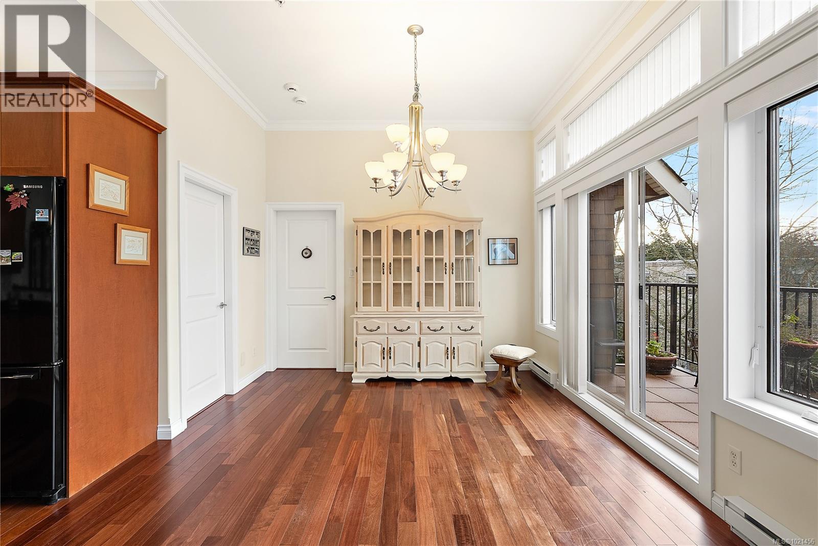 303 9942 Third Street, Sidney