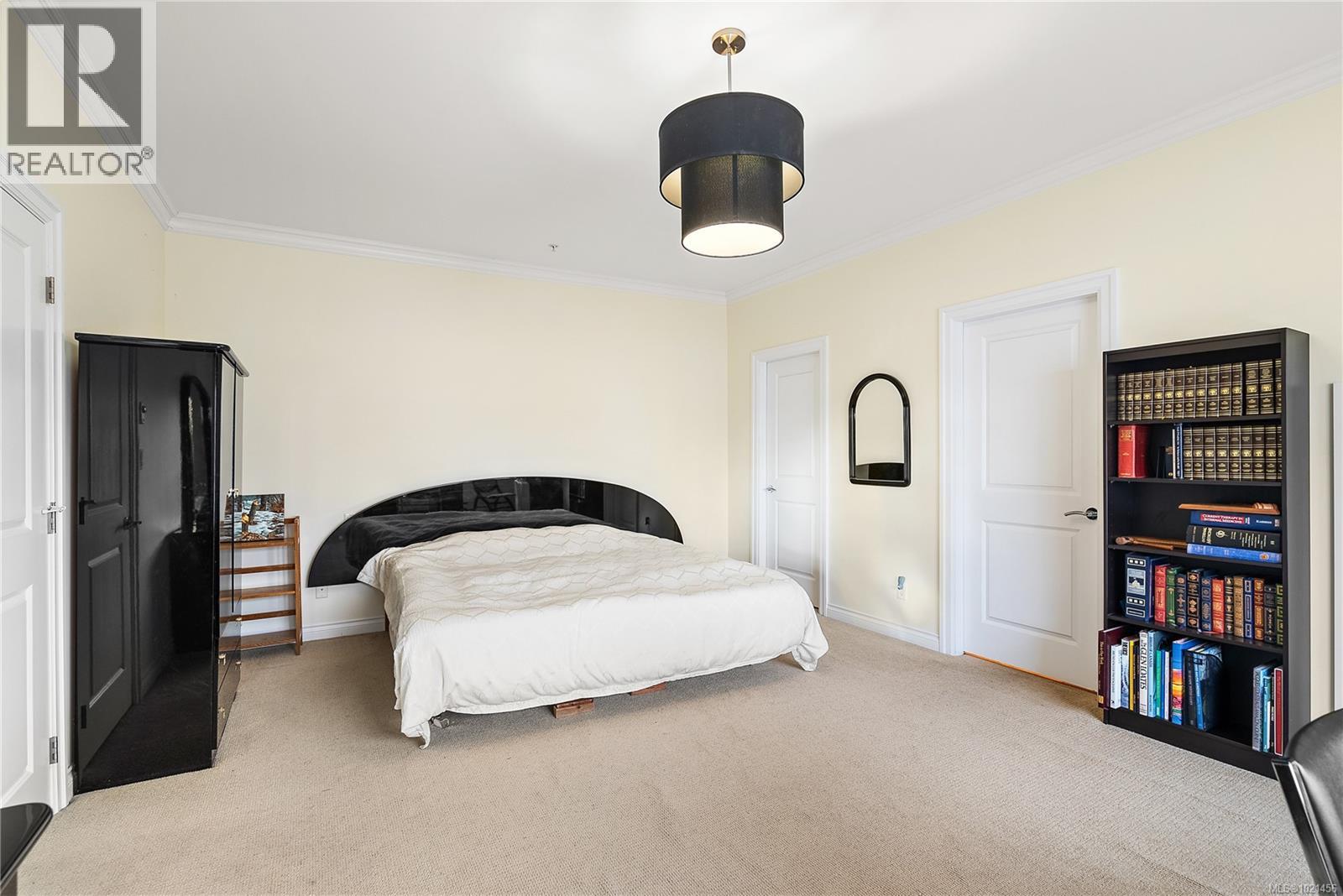 303 9942 Third Street, Sidney