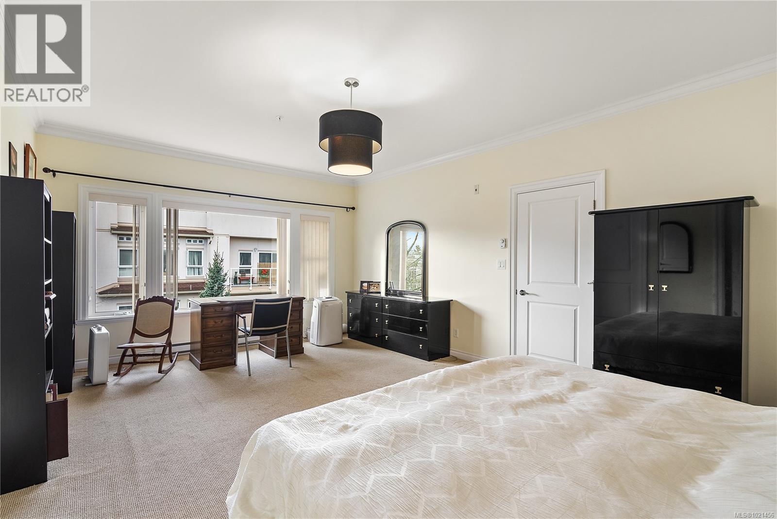 303 9942 Third Street, Sidney