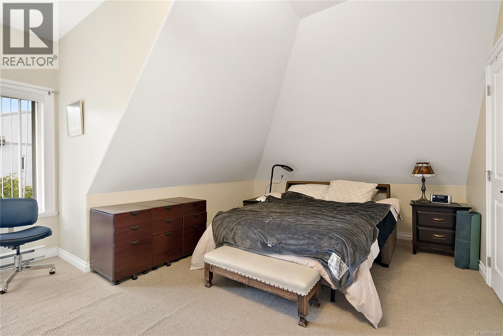 303 9942 Third Street, Sidney