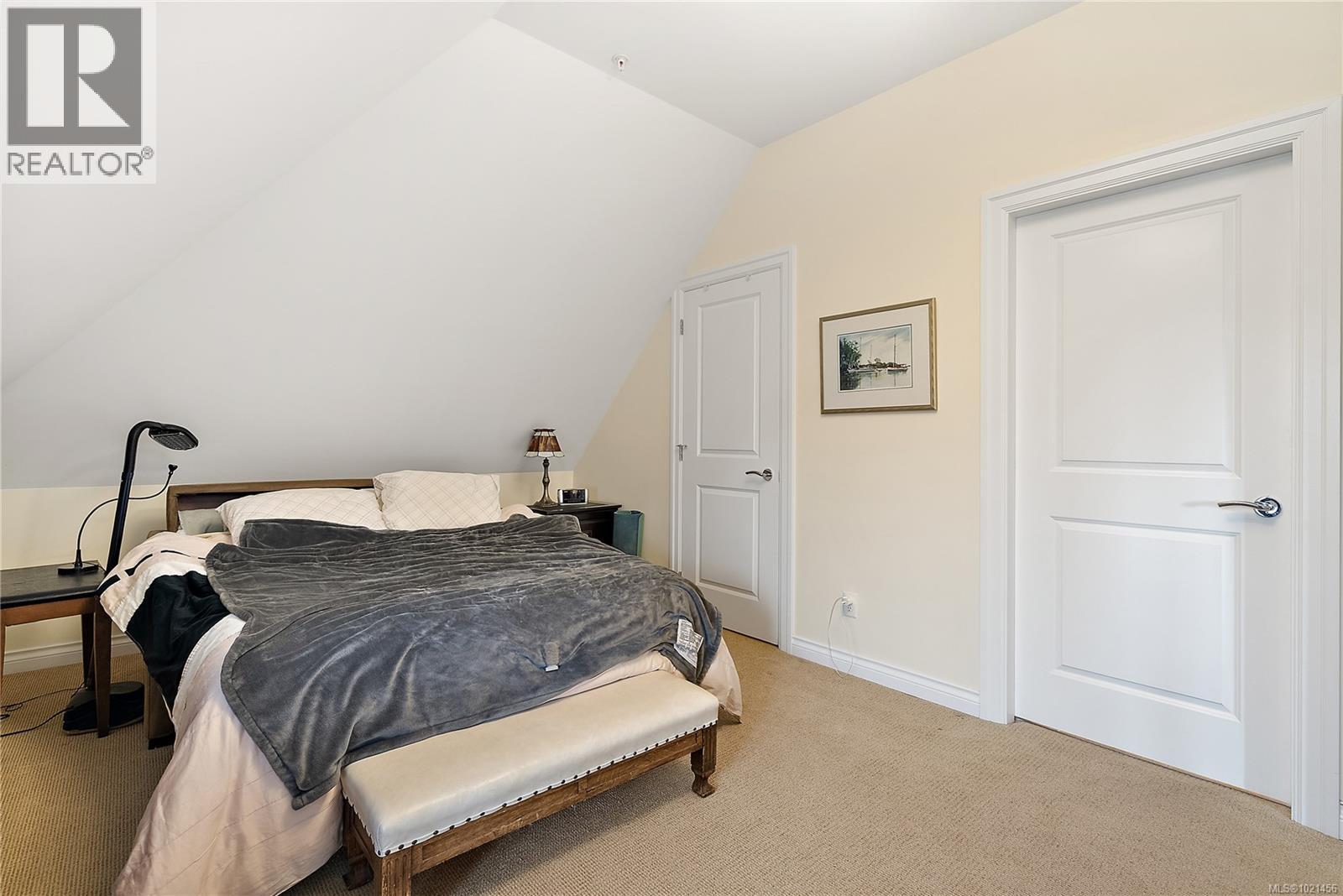 303 9942 Third Street, Sidney