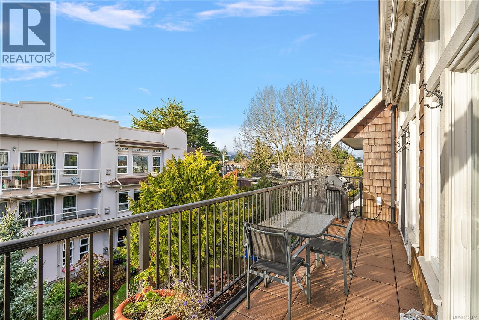 303 9942 Third Street, Sidney