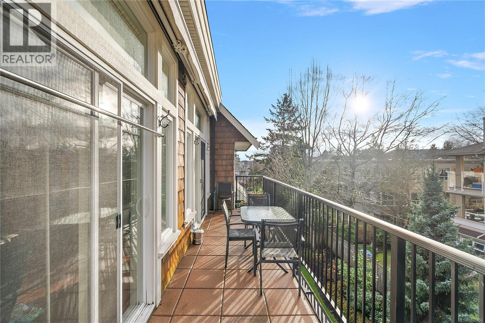 303 9942 Third Street, Sidney