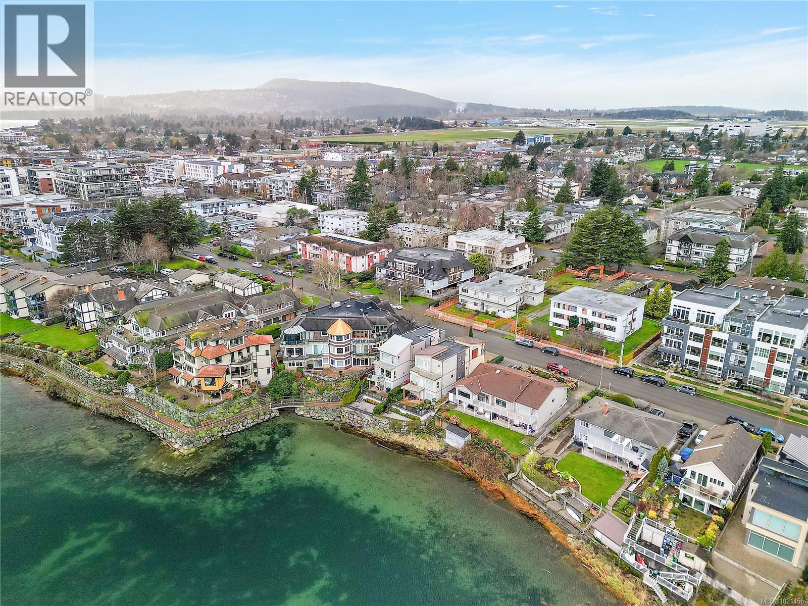 303 9942 Third Street, Sidney