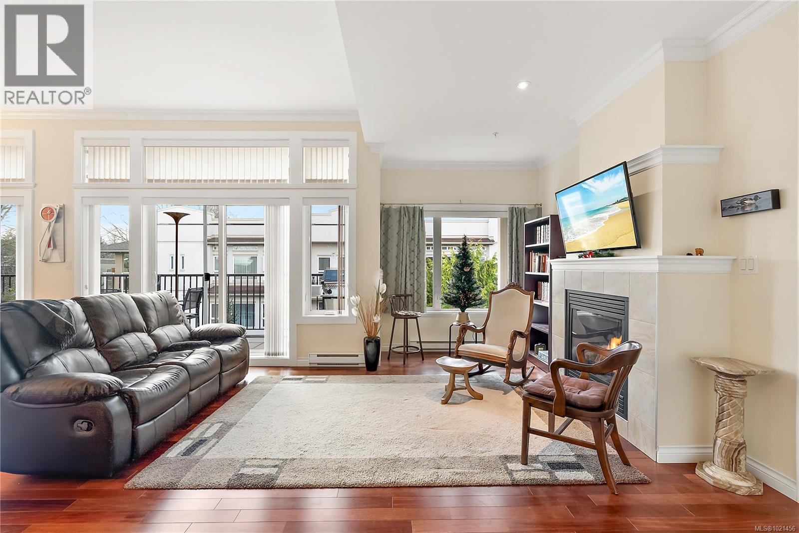 303 9942 Third Street, Sidney