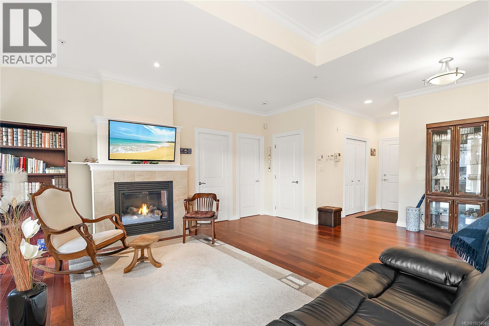 303 9942 Third Street, Sidney