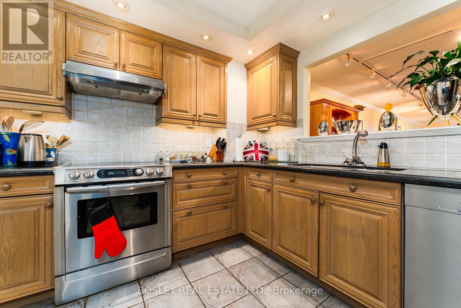 #605 160 FREDERICK STREET - 9
