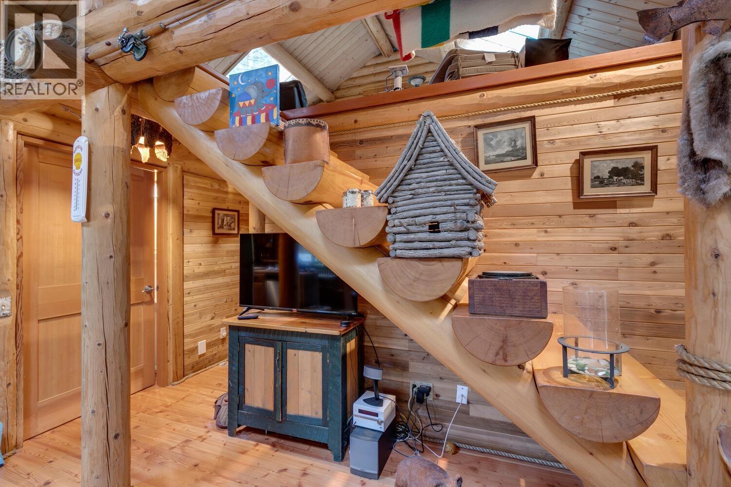 274 MERRYMAN DRIVE, Mayne Island